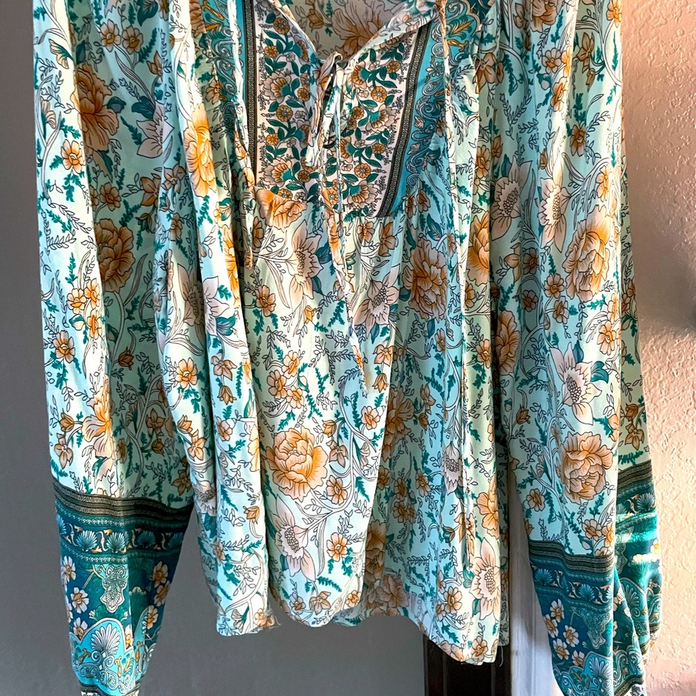 Cute boho long sleeve top.